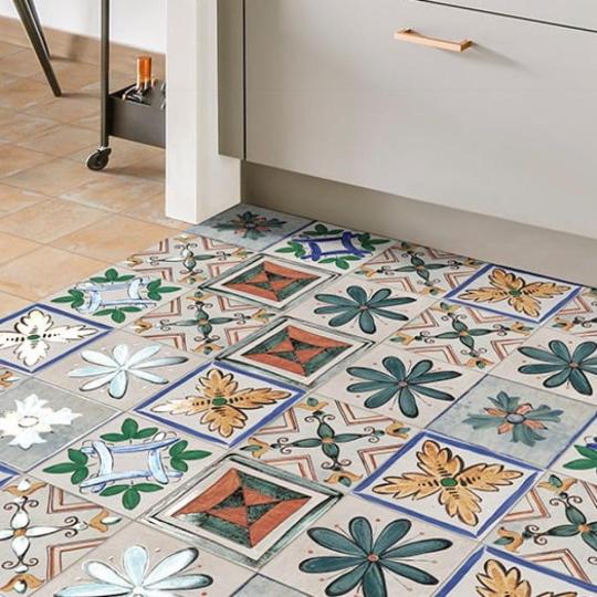 vzorovane rucne malovane dlazba male farebne obklady kachlicky kvetinove vesele mladeznicke bohem country styl klasicke mediteranske obklady podlaha kuchyna obyvacka spalna.jpg